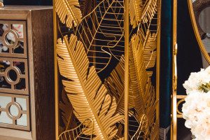 Zlatý listovný príručný stolík so zrkadlom